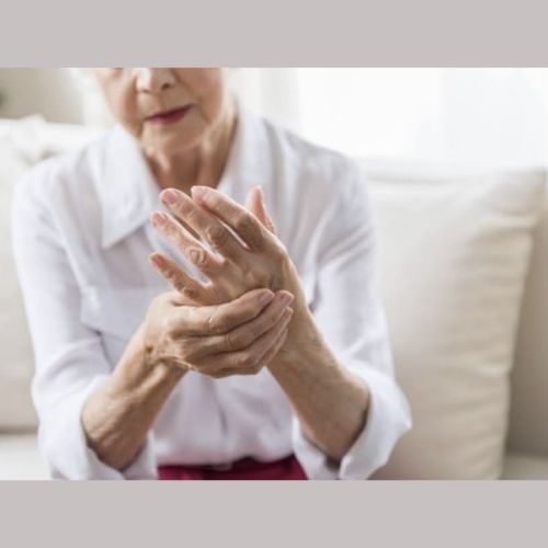 lady clutching her hand